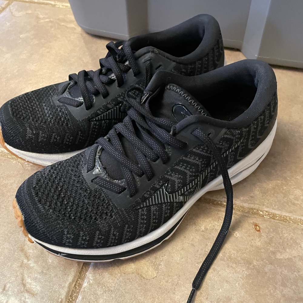 Mizuno size 7 black waveknit/wave rider running shoes
